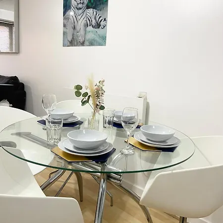 Manhattan* Peaceful Centre, 2 Bedroom 2 Bathroom